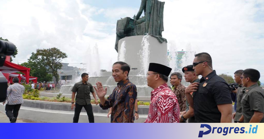 Presiden Jokowi melambaikan tangan