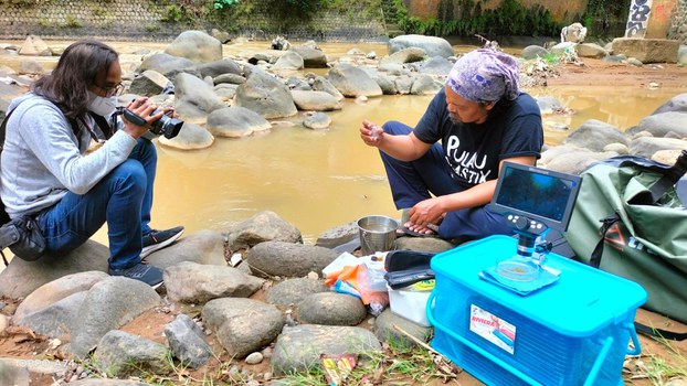 Peneliti melakukan uji kualitas air di Sungai Ciliwung. [Ekspedisi Sungai Nusantara]