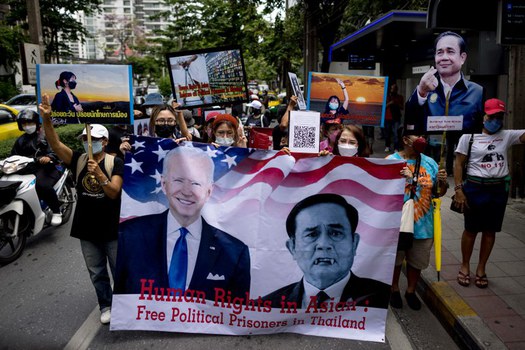 Pengunjuk rasa Thailand menyerukan pembebasan tahanan yang didakwa berdasarkan undang-undang pencemaran nama baik kerajaan atau Lese-Majeste dalam unjuk rasa di luar Kedutaan Besar AS di Bangkok menjelang KTT AS-ASEAN di Washington, 10 Mei 2022. [AFP]