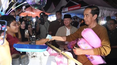 Jokowi Hadir di Festival Tabut 2023, Keliling dan Belanja di Stand UMKM