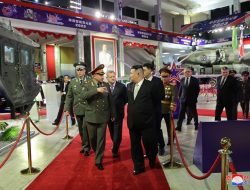 Pertemuan Kim Jong Un dengan Menteri Pertahanan Rusia Memperlihatkan Rudal Balistik Jarak Jauh Korut