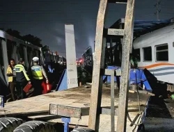 Kereta Api Tabrak Truk Trailer, Picu Kobaran Api, Tak Ada Korban Jiwa