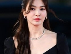 Gemilang dan Memukau! Song Hye Kyo-Bae Suzy Raih Penghargaan Blue Dragon Series 2023