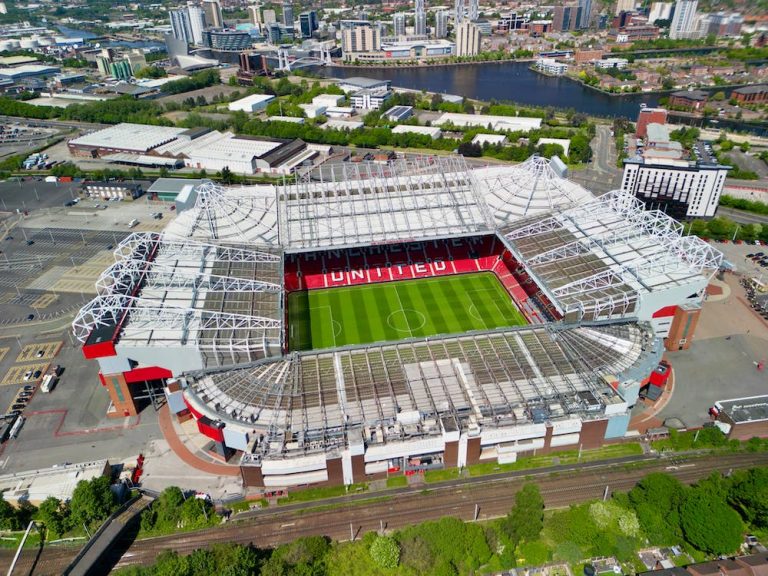 stadion sepakbola manchester united