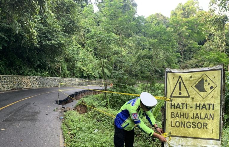 jalan liku sembilan longsor