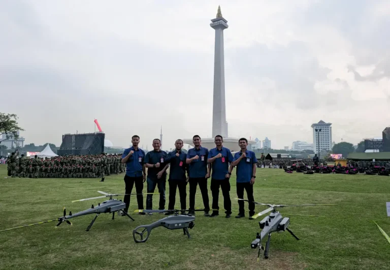 pilot drone foto bersama