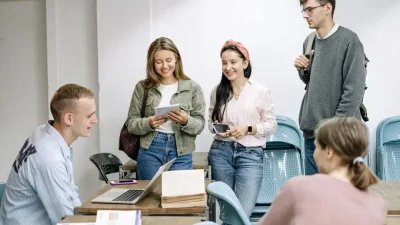 mahasiswa mahasiswi berdiskusi