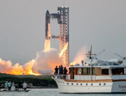 SpaceX Ukir Sejarah Baru, Berhasil Tangkap Booster Super Heavy di Udara