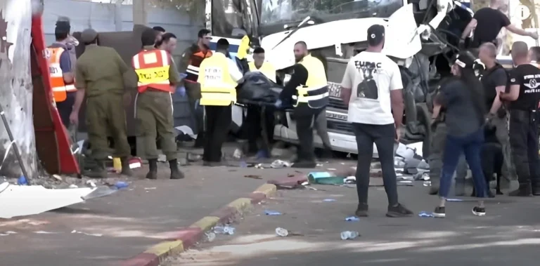 truk tabrak halte di tel aviv