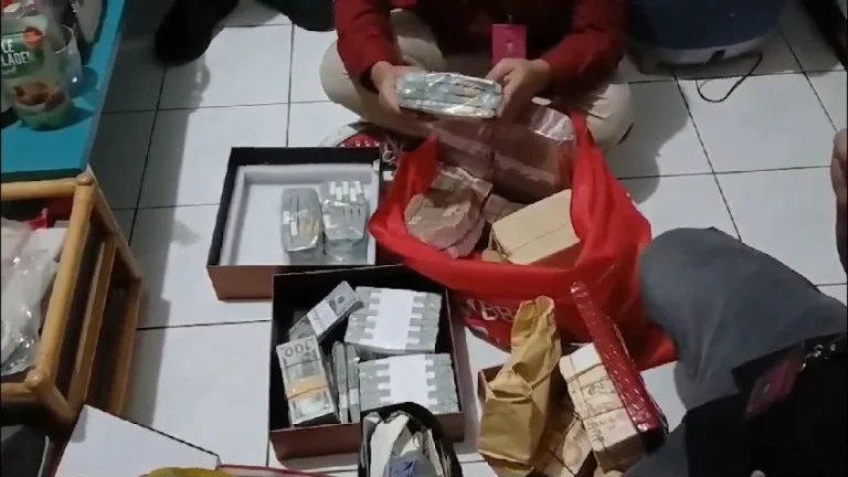 uang suap hakim pn surabaya