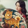 perempuan dengan kipas shio anjing