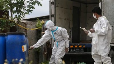 petugas mengamankan Radioaktif Cesium-137