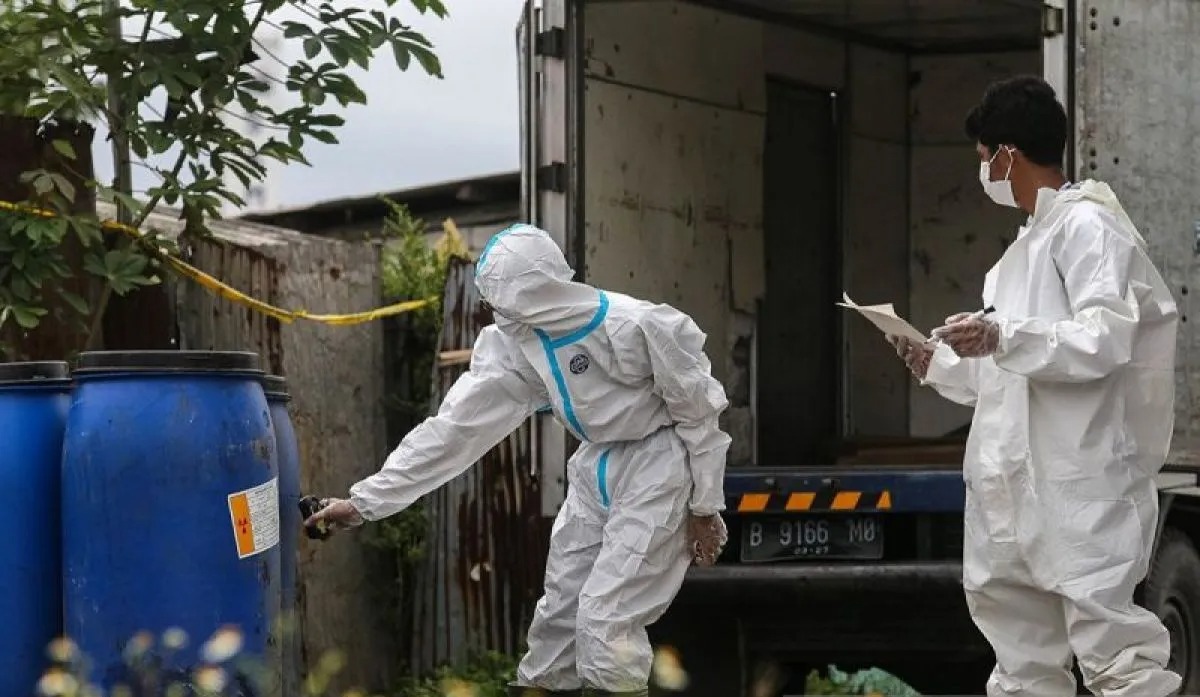 petugas mengamankan Radioaktif Cesium-137