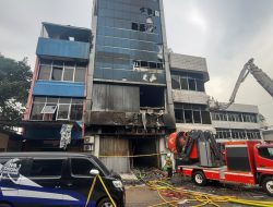 Kengerian Kebakaran Gedung Terra Drone: Jeritan Minta Tolong, Ledakan Baterai, dan Evakuasi Dramatis dari Atap