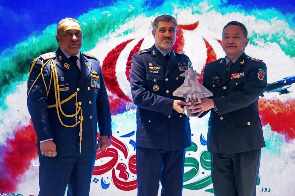 jenderal china beri j-20 pada iran