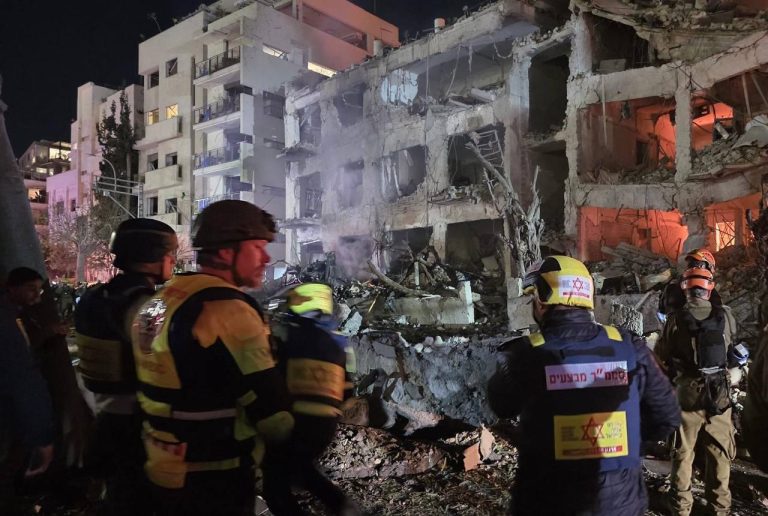 kerusakan bangunan di tel aviv
