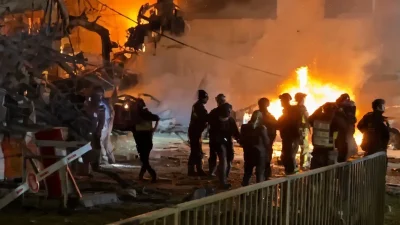 Sebuah bangunan hancur dan terbakar hebat usai serangan rudal Iran