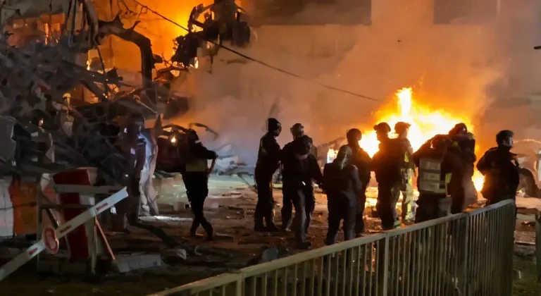 Sebuah bangunan hancur dan terbakar hebat usai serangan rudal Iran