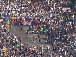 Jutaan Warga AS Turun ke Jalan dalam Aksi “No Kings”, Gelombang Protes Anti-Trump Meluas
