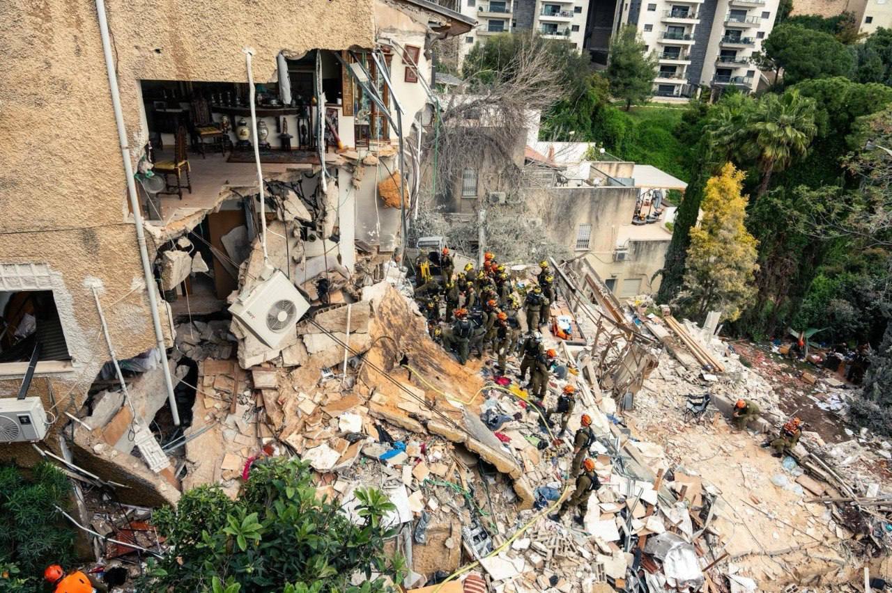 kerusakan sebuah gedung di haifa