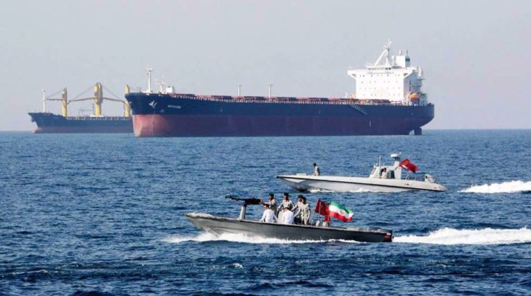 kapal kecil Iran patroli selat hormuz