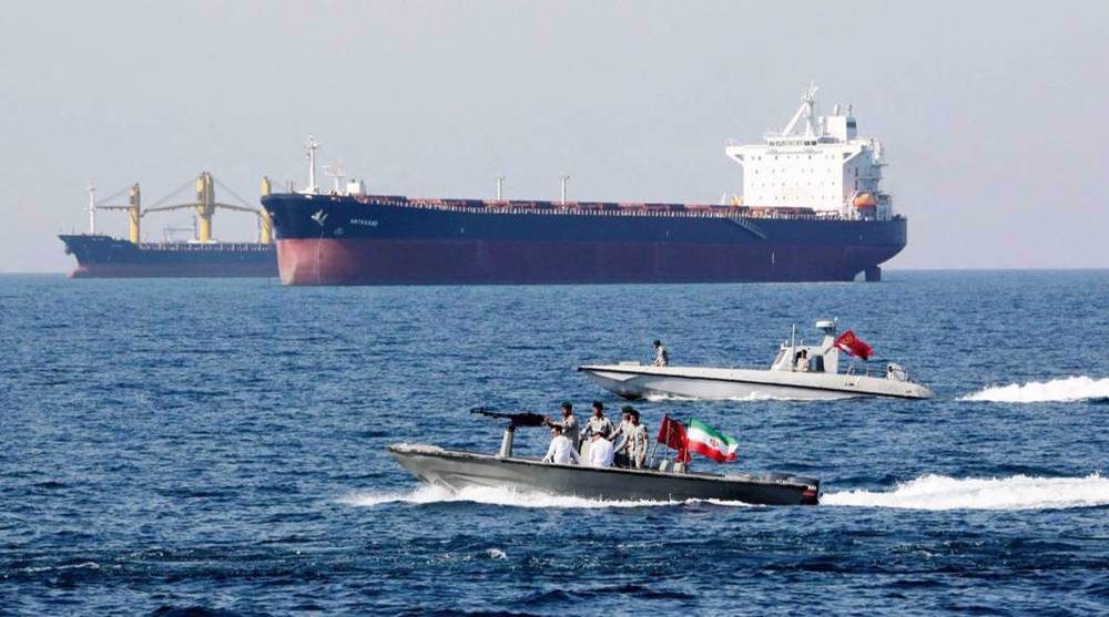 kapal kecil Iran patroli selat hormuz