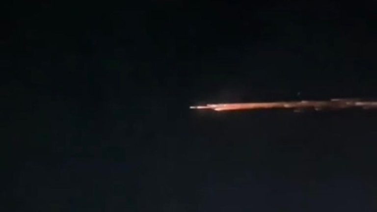 kilatan cahaya di langit