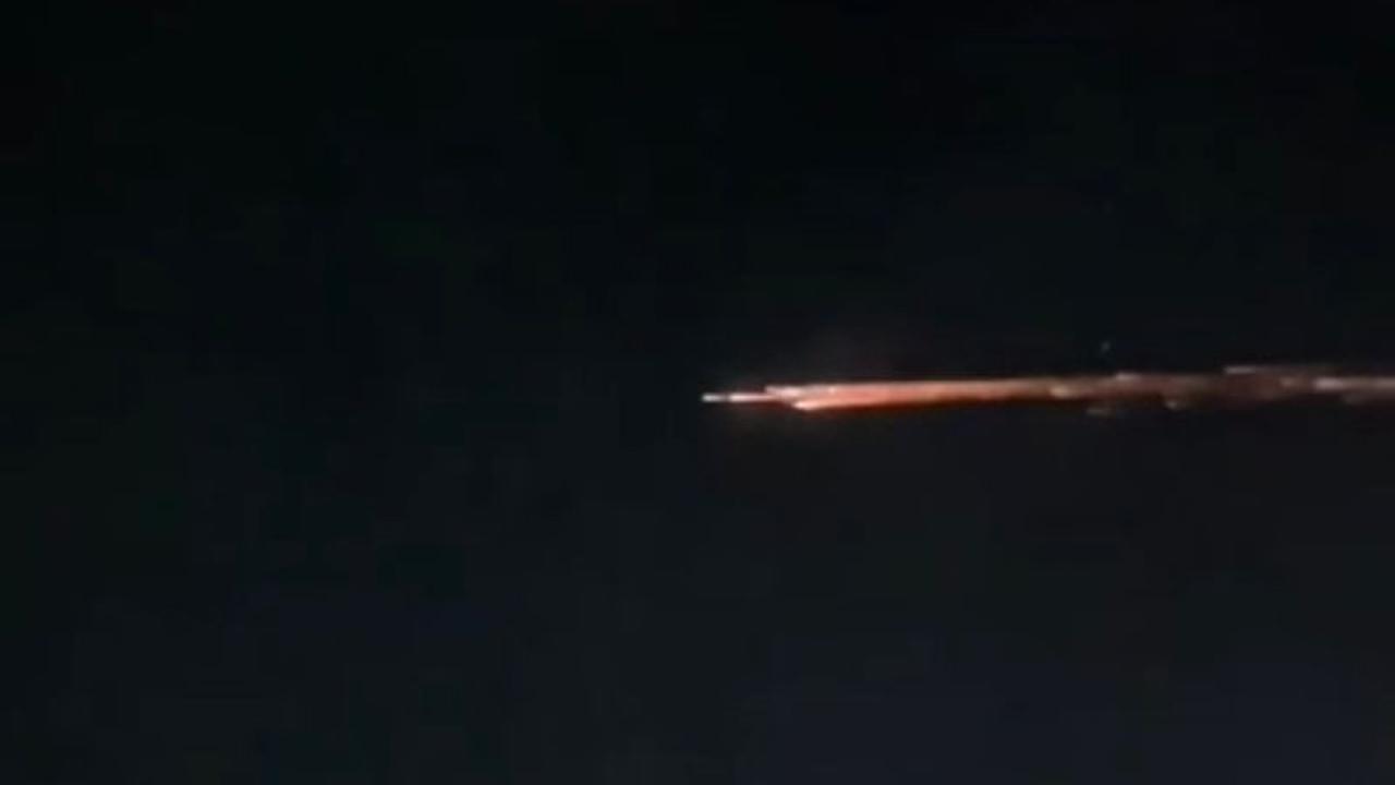 kilatan cahaya di langit