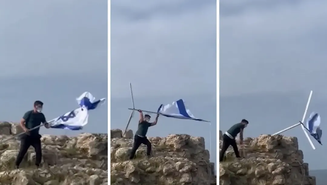 pemuda lebanon buang bendera israel