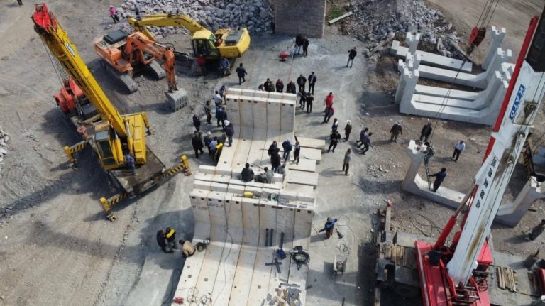 insinyur iran memperbaiki jembatan