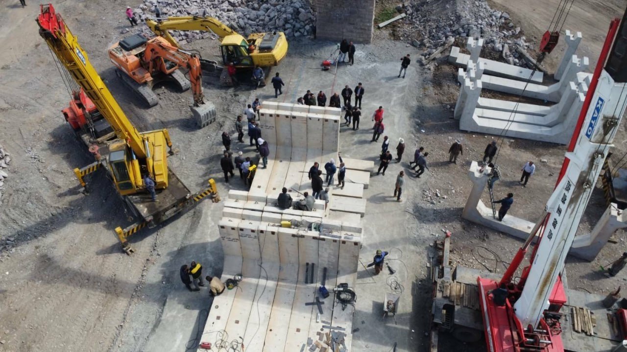 insinyur iran memperbaiki jembatan