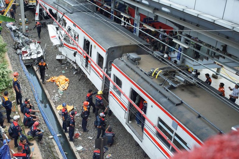 tabrakan kereta api