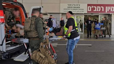 petugas membawa tentara israel yang kritis