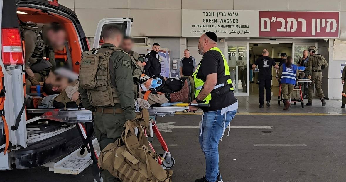 petugas membawa tentara israel yang kritis