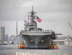 Iran Bombardir Kapal Amfibi USS Tripoli AS Hingga Terbakar dan Kabur ke Samudra Hindia