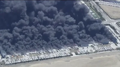 kebakaran gudang medis di california