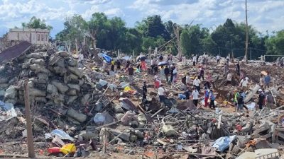 kerusakan setelah ledakan di desa di myanmar