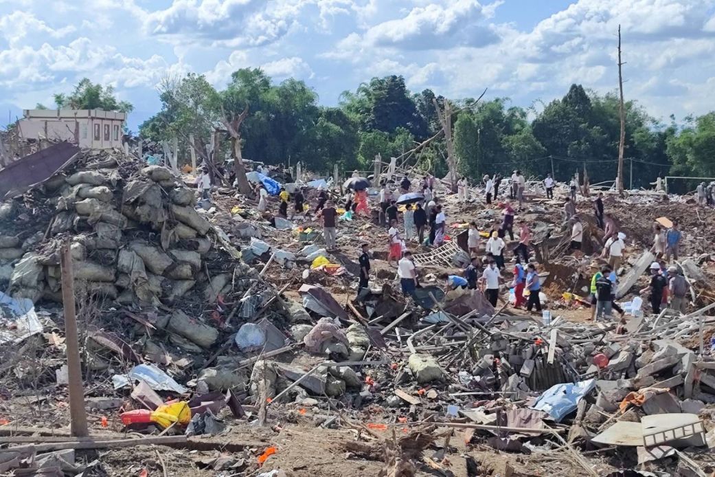 kerusakan setelah ledakan di desa di myanmar