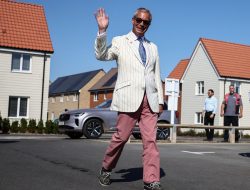 Britain’s Farage Takes a Page From Trump’s Playbook Amid Investigations