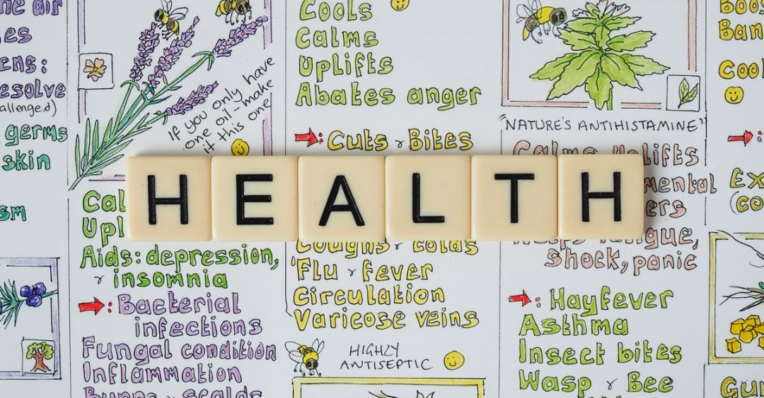Representasi kreatif dari manfaat kesehatan herbal menggunakan ubin huruf yang menggambarkan 'kesehatan'.