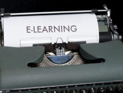 Kedekatan mesin ketik vintage yang menampilkan konsep e-learning di atas kertas.