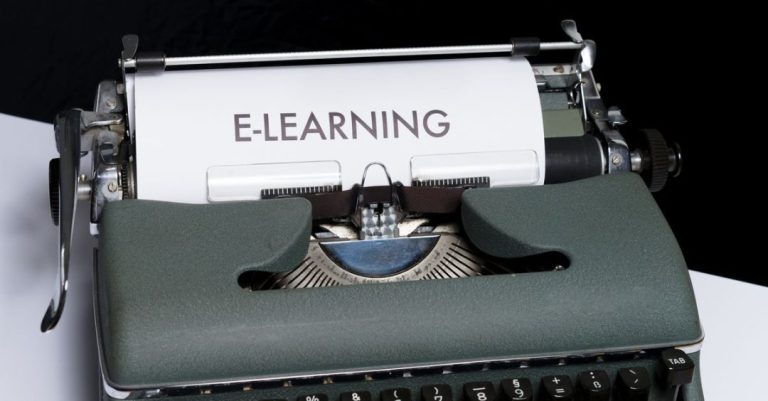 Kedekatan mesin ketik vintage yang menampilkan konsep e-learning di atas kertas.