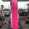 pengendara mengisi bensin