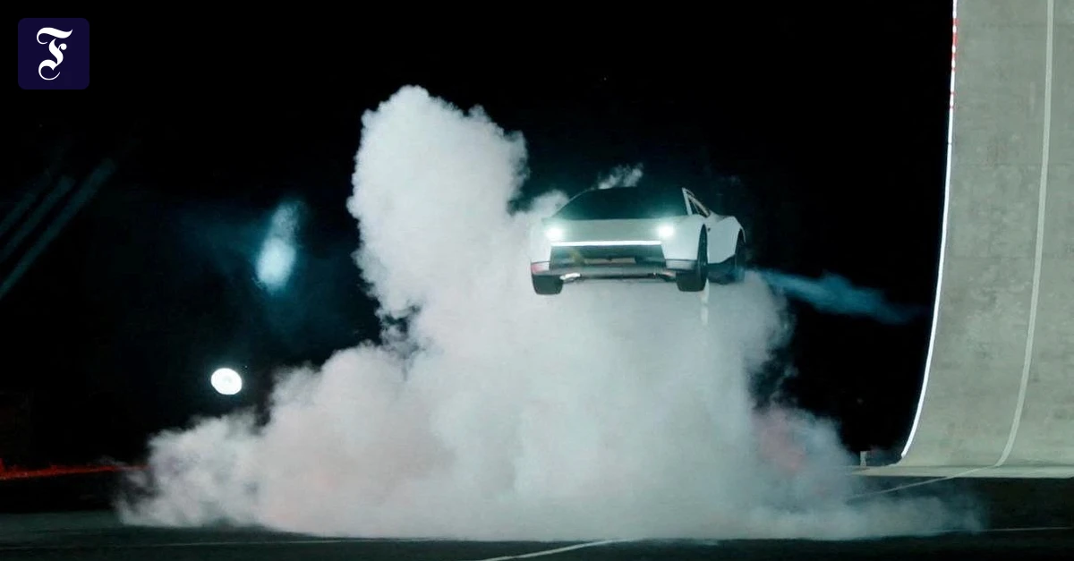 tesla flying roadster